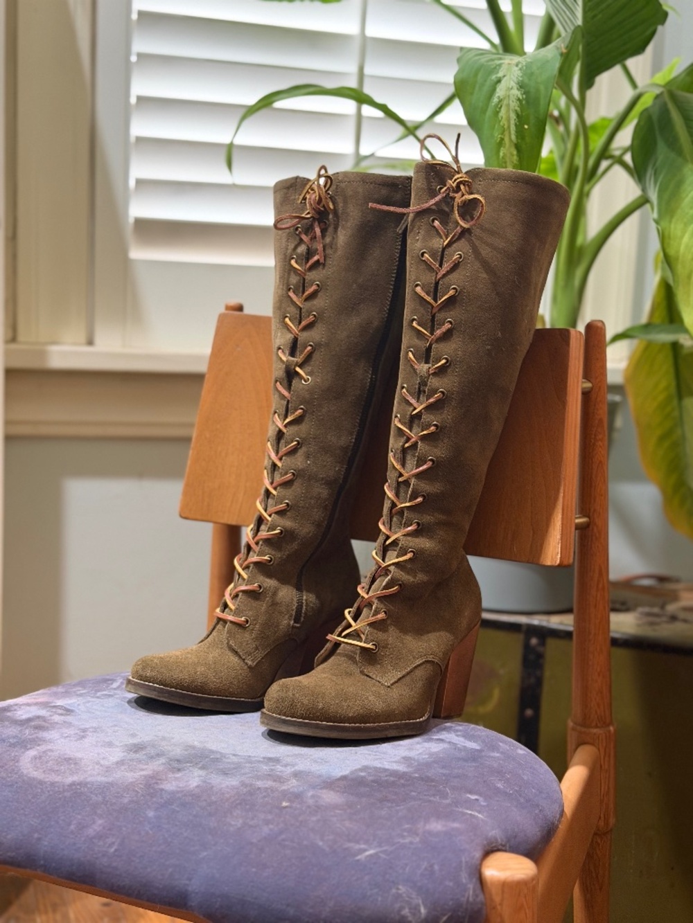 Olive green lace up boots.